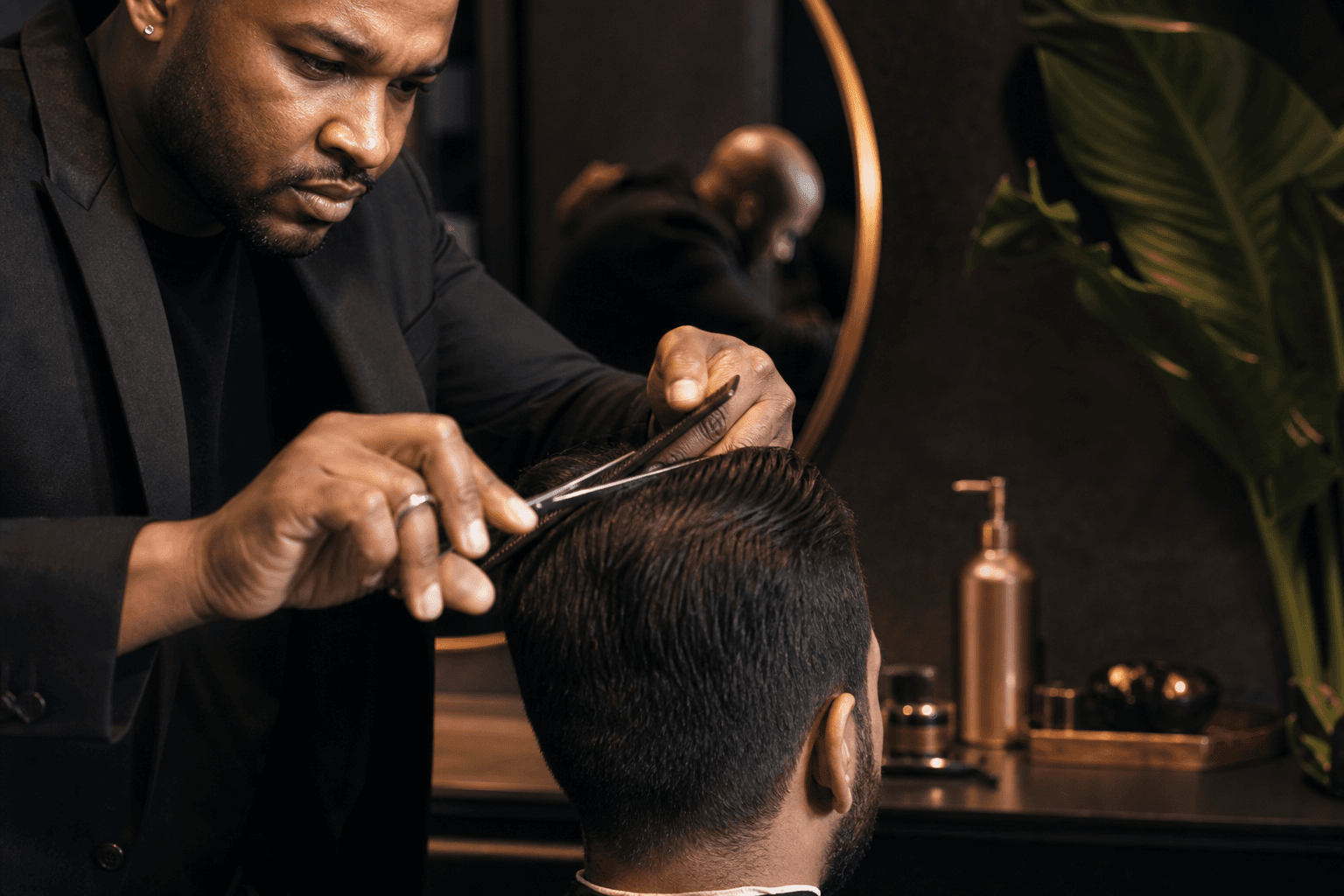 Detalle premium del ritual de peluquería